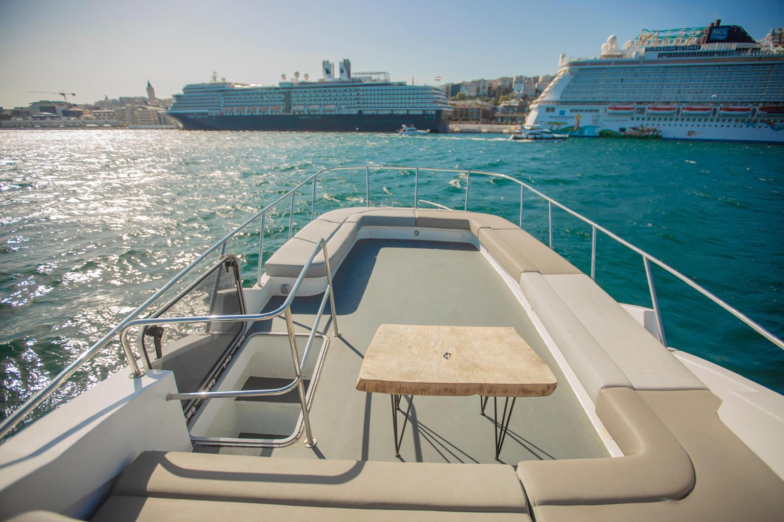 Aura Yacht · 12 Guests · 3